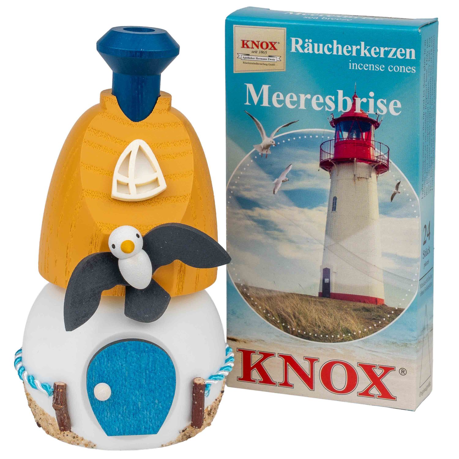 Zwei Hände bearbeiten ein rotierendes Holzstück mit Werkzeugen auf einer Drehbank Holzspäne fliegen dabei durch die Luft Hintergrund ist unscharf und hell