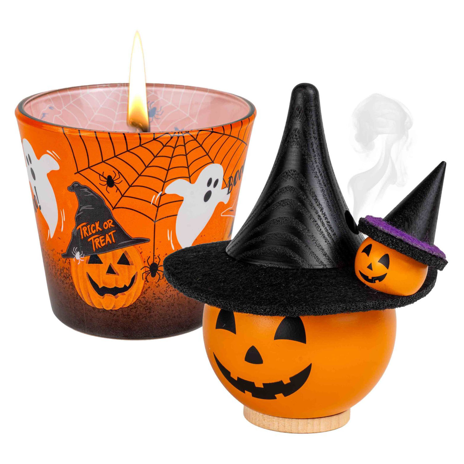 Halloween kürbis mit Hexenhut, daneben eine orangefarbene Kerze und ein Hexenschloss Räucherhaus auf dunklem Hintergrund