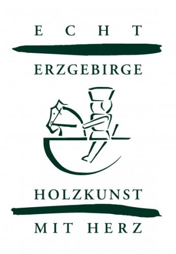 Ein dunkelgrünes Logo mit dem Text ECHT ERZGEBIRGE oben und HOLZKUNST MIT HERZ unten Darunter ein stilisiertes Bild eines hölzernen Reiters auf einem Schaukelpferd