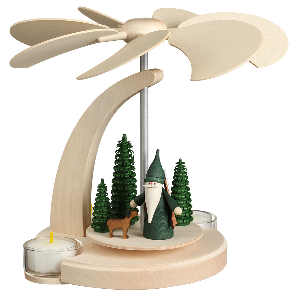 Eine hölzerne Pyramide mit Flügeln und einem dunkelgrünen Jägerwichtel Drei grüne Tannenbäume zwei Teelichte und ein brauner Hund sind angebracht